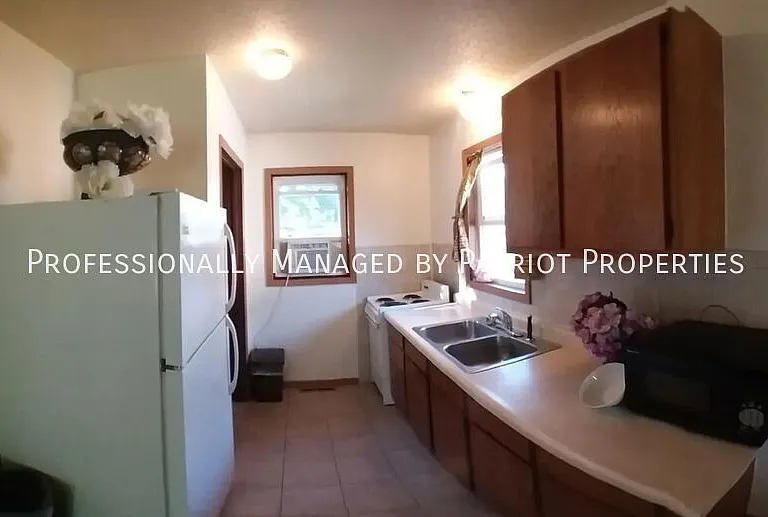 1205 Lakeview Dr — Photo 2