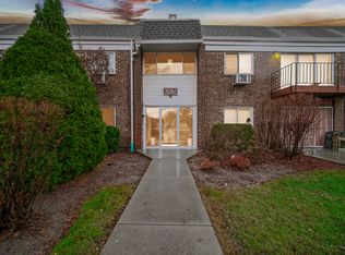 10361 Dearlove Rd APT 1I, Glenview, IL 60025