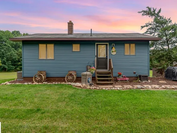 9409 W North County Line Rd, Shepherd, MI 48883