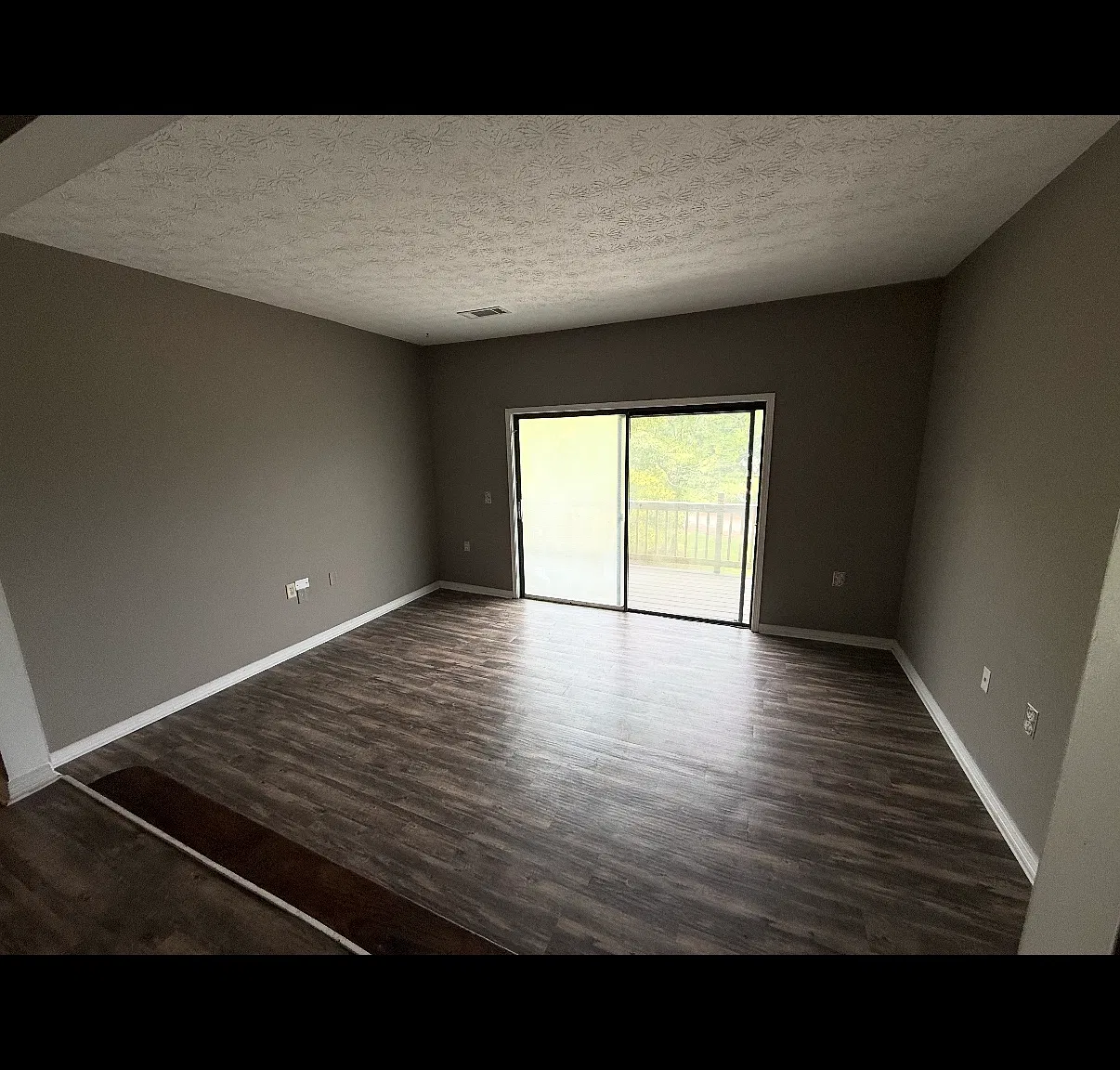 2 bed, 900 sqft, $1,050 — Photo 2