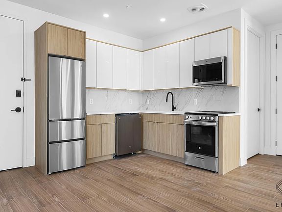 4th image of 105 Hawthorne St #6B