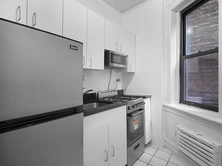 148 W 10th St #4D — Photo 1