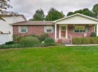 106 Mountcrest Dr, Johnson City, TN 37601