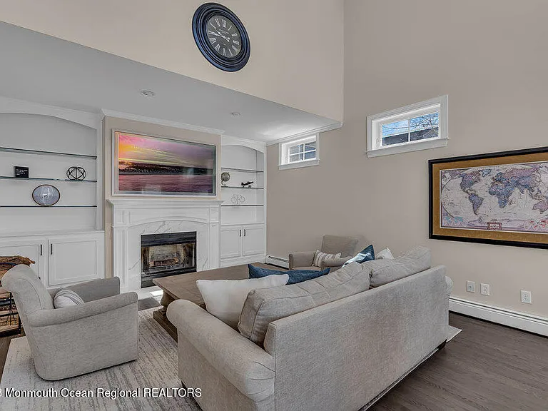 323 E Main St — Photo 11