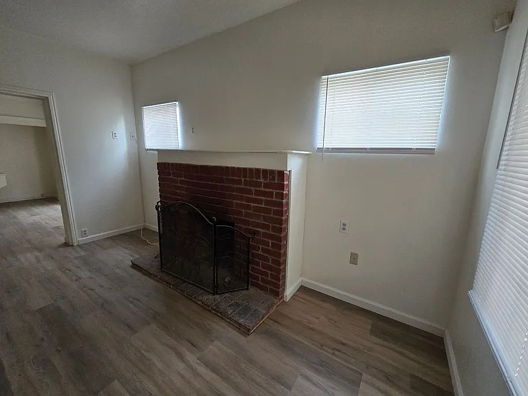 937 W 20th St — Photo 11