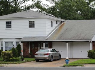 702 Hungry Harbor Rd, Valley Stream, NY 11581