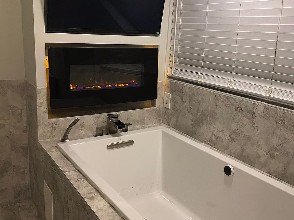 Downstairs apartment bath