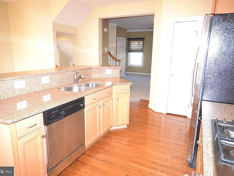 8921 Amelung St — Photo 2