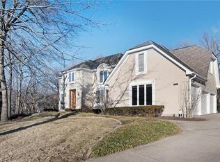 8220 N Lakeview Ct, Parkville, MO 64152