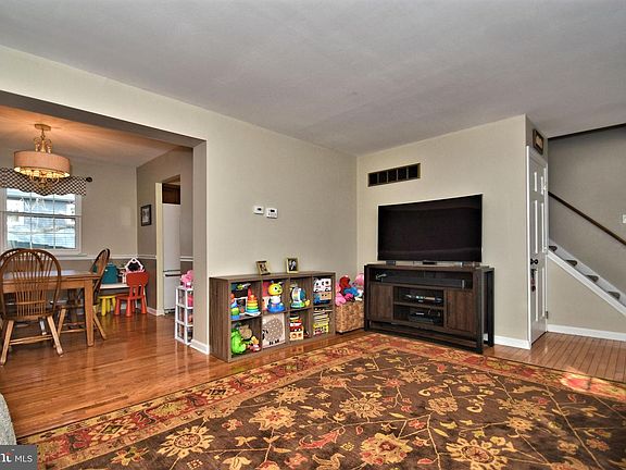 3rd image of 139 E Phoenix Dr