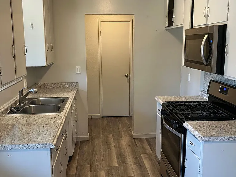 1430 E Orangeburg Ave — Photo 3