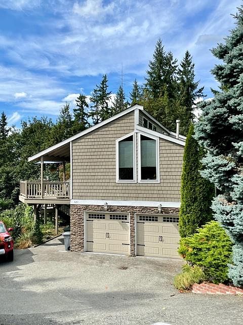 1st image of 321 207th Ave NE #1