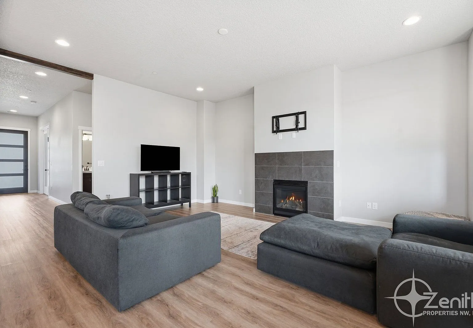 3 bed, 2.0 bath, 1912 sqft, $2,820 — Photo 4
