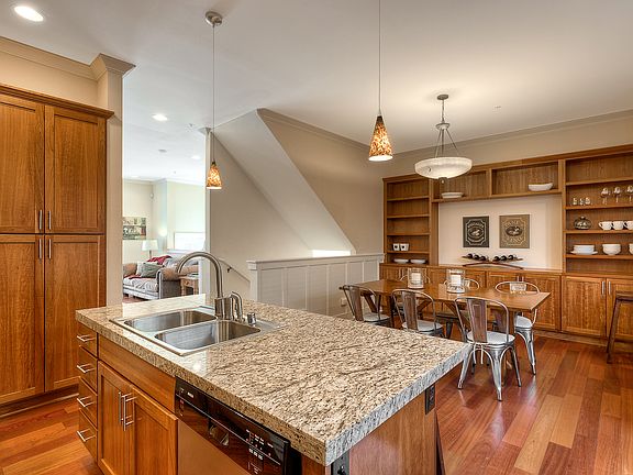 4th image of 1174 NE Park Dr