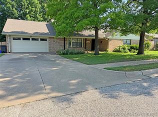2416 Chapel Hill Rd, Bartlesville, OK 74006