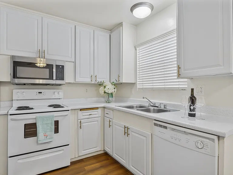 7614 Parkway Dr — Photo 2