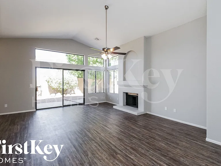 306 E Vaughn Ave — Photo 5