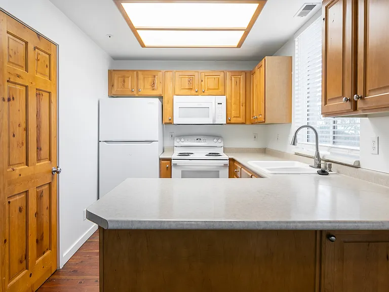 1600 Pinebrook Blvd #E1 — Photo 7