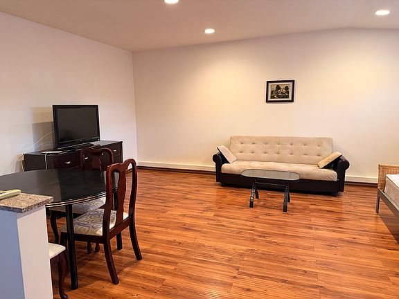 5th image of 613 Ivy St
