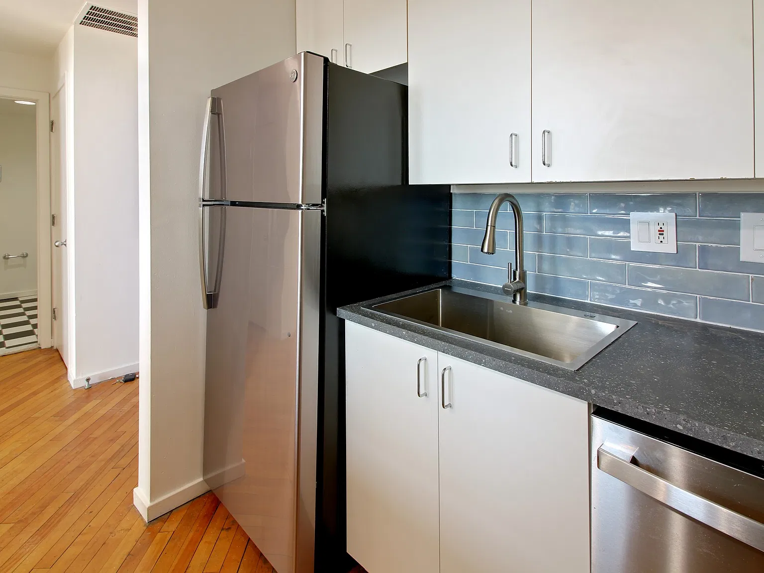 1 bed, 920 sqft, $1,900 — Photo 2