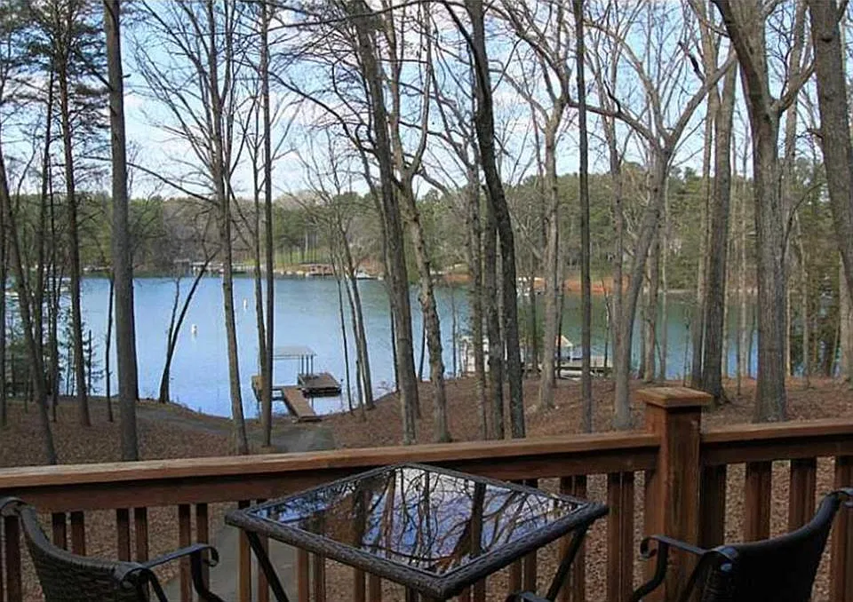 3235 Lakeside Dr