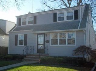 10 Juniper St, Farmingdale, NY 11735