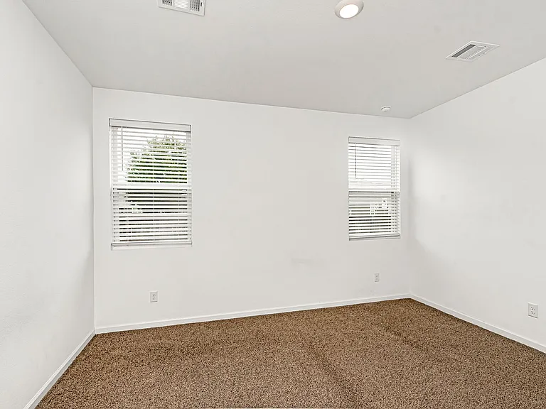 910 Drago Dr — Photo 5