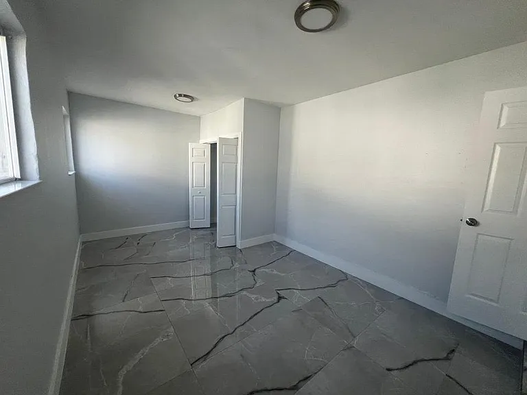 GARAGE ROOM -2