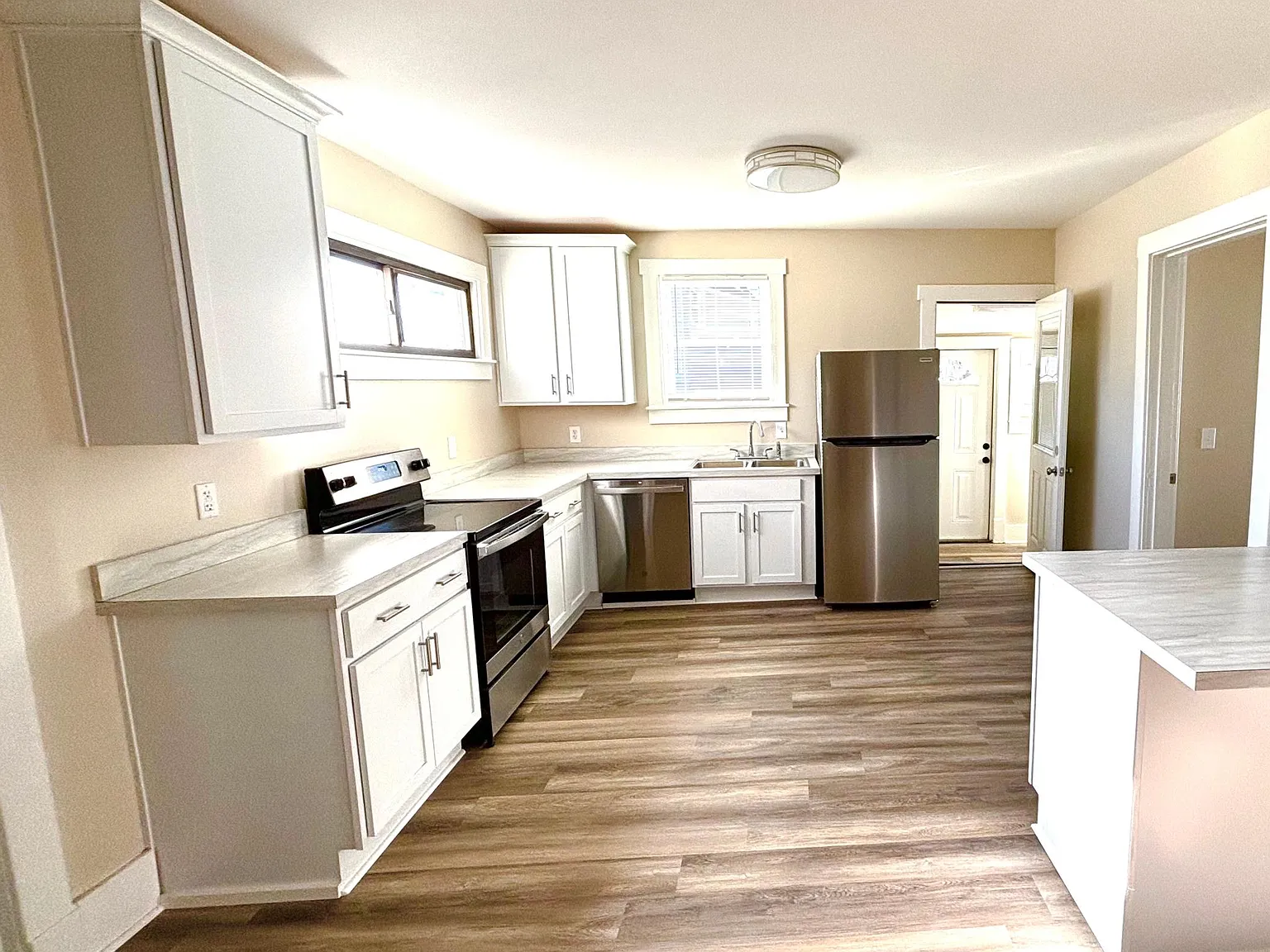 3 bed, 902 sqft, $1,600 — Photo 4