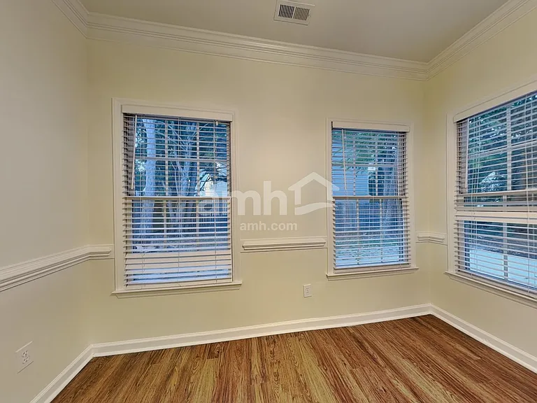 102 Selsey Dr — Photo 7
