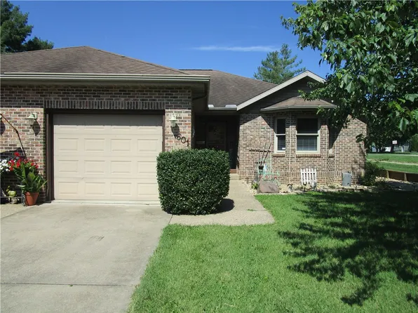 601 S Oak St, Pana, IL 62557
