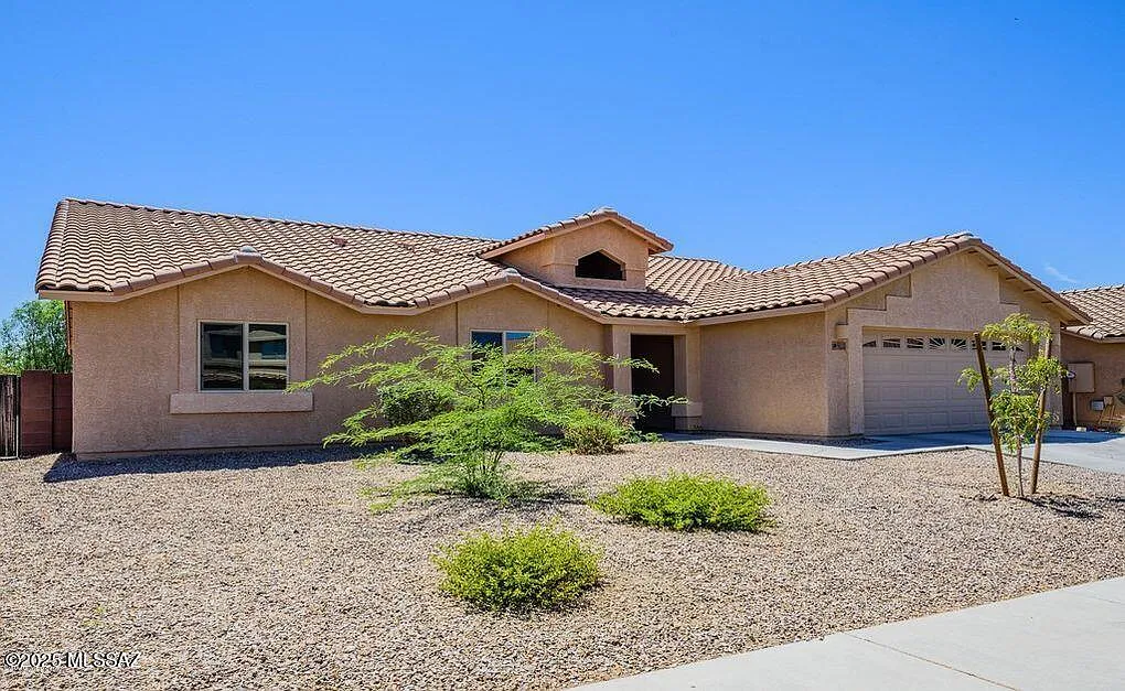4 bed, 2.0 bath, 2156 sqft, $1,995 — Photo 3