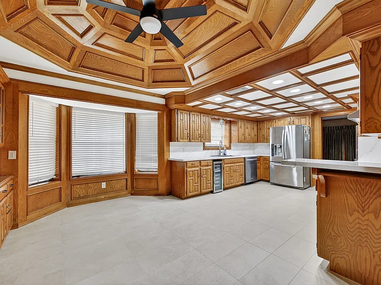 304 Bluebird Ave — Photo 5
