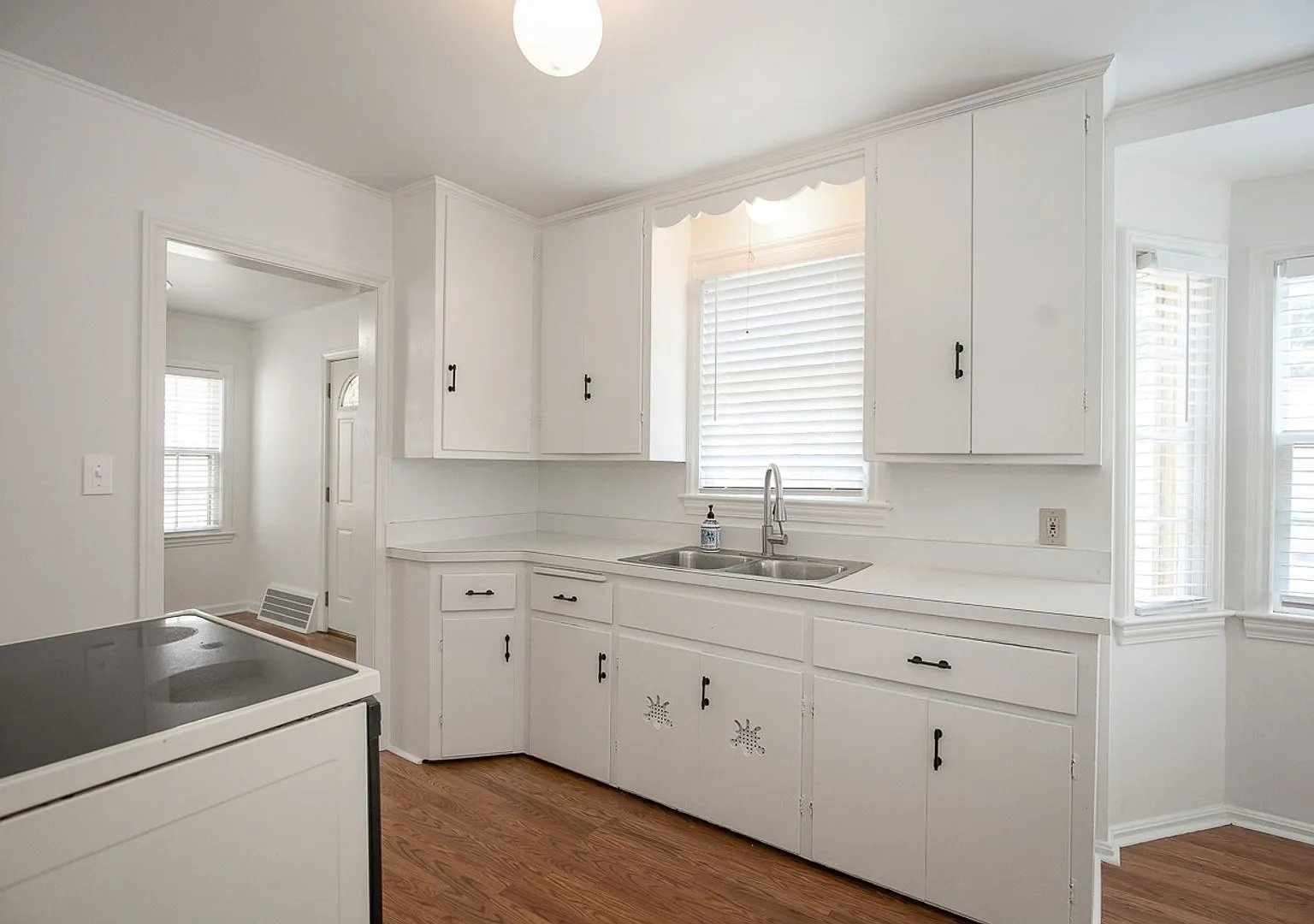 Charming 3 bedroom house Shaker Heights!! — Photo 2