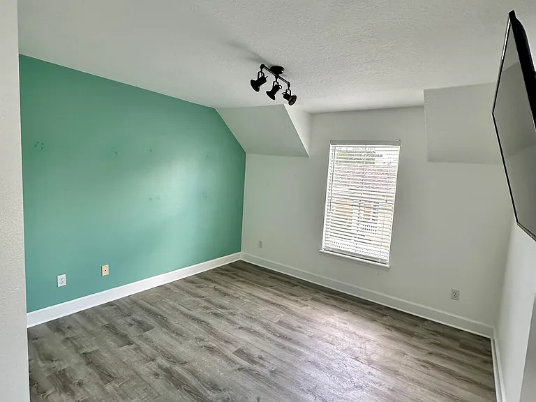 Eastpark Dr — Photo 6