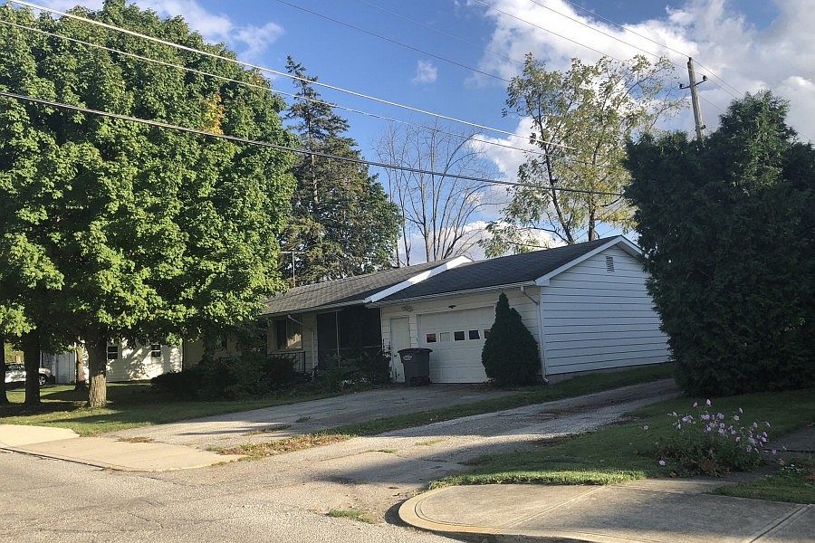 2nd image of 115 W Adams St