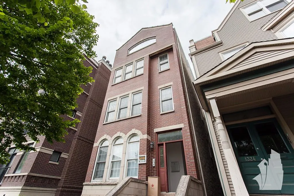 Building Photo - 1326 W Diversey Pkwy #3