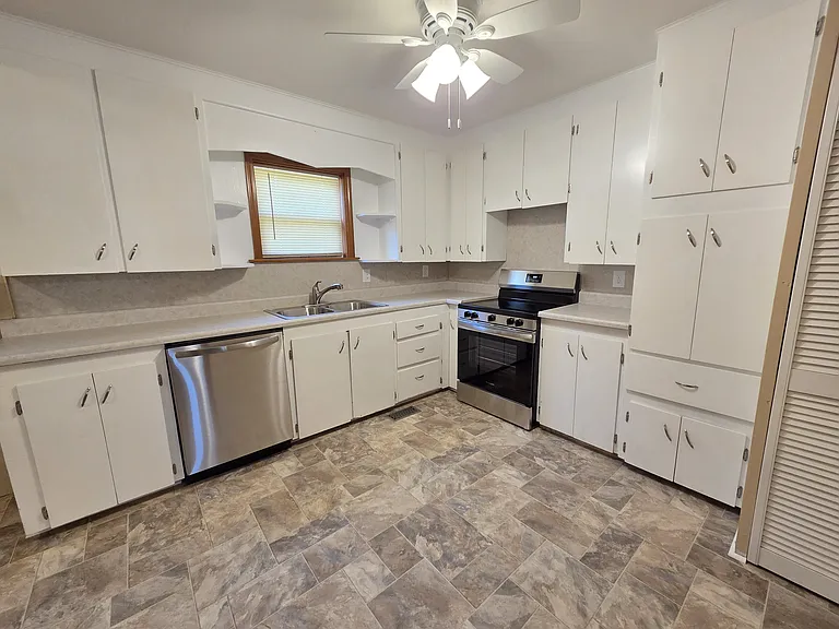 Kitchen w/ new stainless appliances