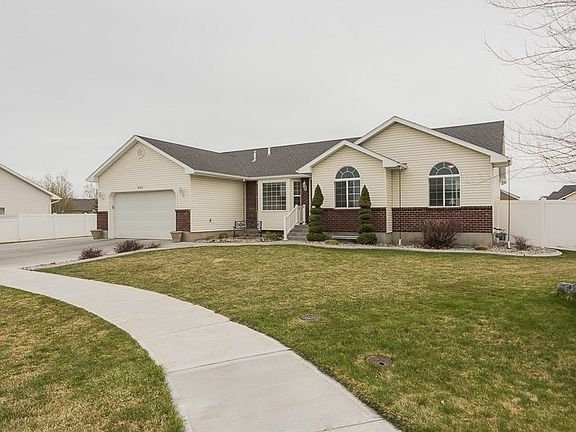 4th image of 4032 E Greenwood Cir