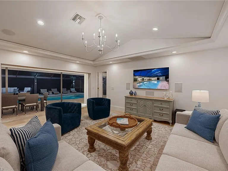 718 Old Trail Dr — Photo 4