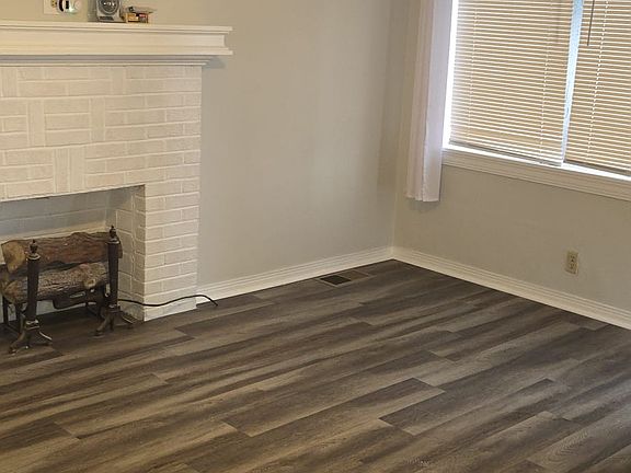 LIVINGROOM LVP FLOORING