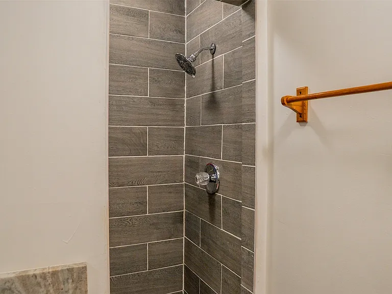 2323 Huntington Green Ct — Photo 21