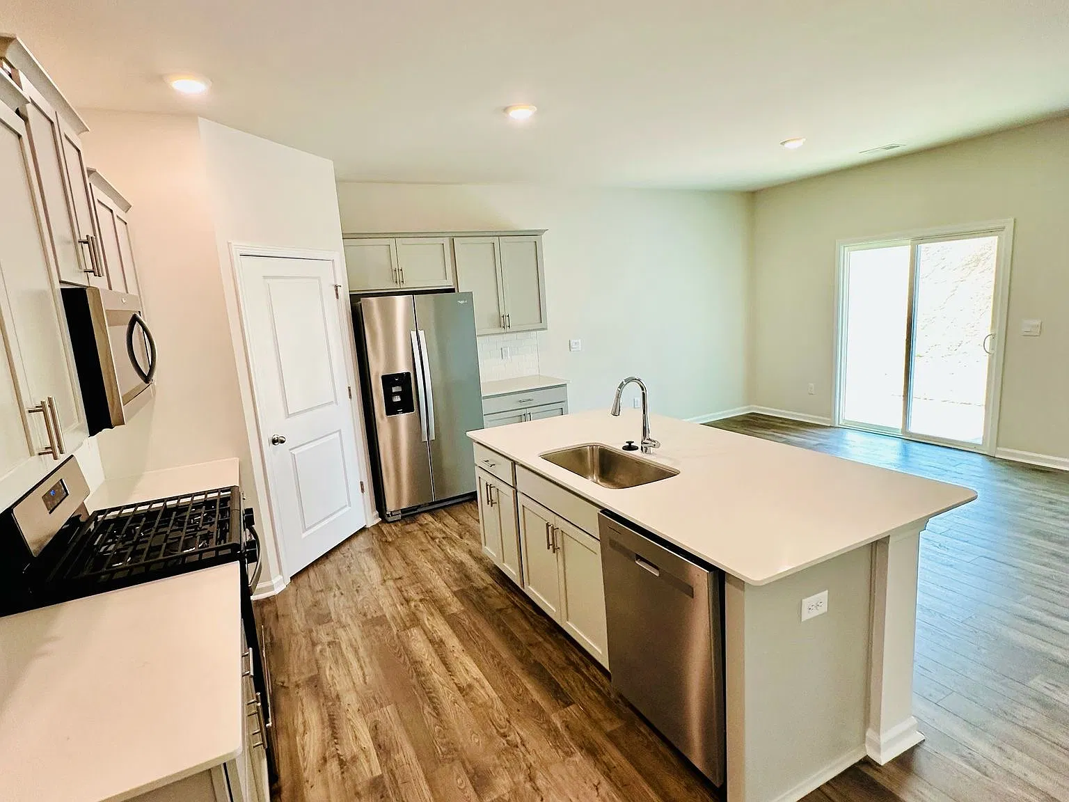 4 bed, 2.5 bath, 1700 sqft, $1,900 — Photo 4