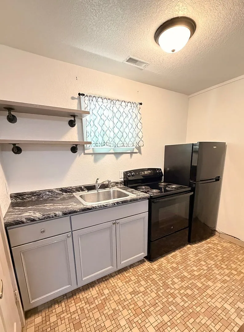 Broadway Apartments — Photo 4