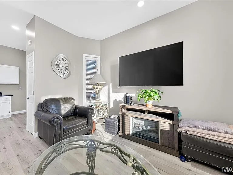 28 Columbus Square Dr — Photo 9