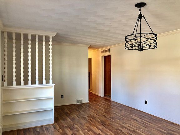 3rd image of 3436 Royal Dr