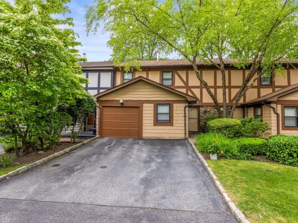 24 Hampton Court, Woodbury, NY 11797