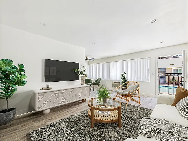13060 Burbank Blvd. Apartments — Photo 32