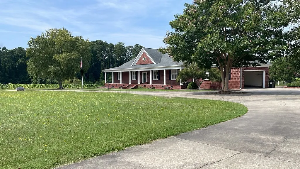 4 bed, 2588 sqft, $4,000 — Photo 2