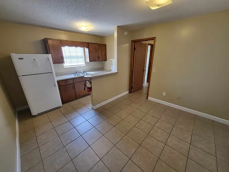 604 E Madison St — Photo 17